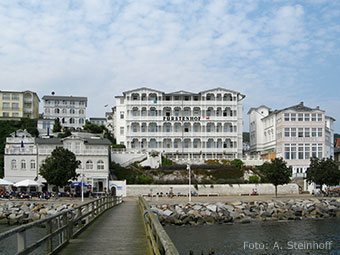 Blick auf Sassnitz vom Wasser aus (Quelle: Wikipedia, Foto: Andreas Steinhoff)