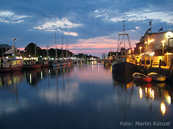 Der Alte Strom von Warnemünde in der Abenddämmerung (Quelle: Wikipedia, Foto: Martin Künzel)