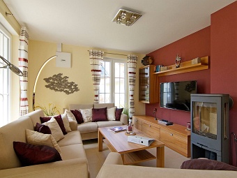 Das gemütliche Wohnzimmer mit Kamin und LCD-TV